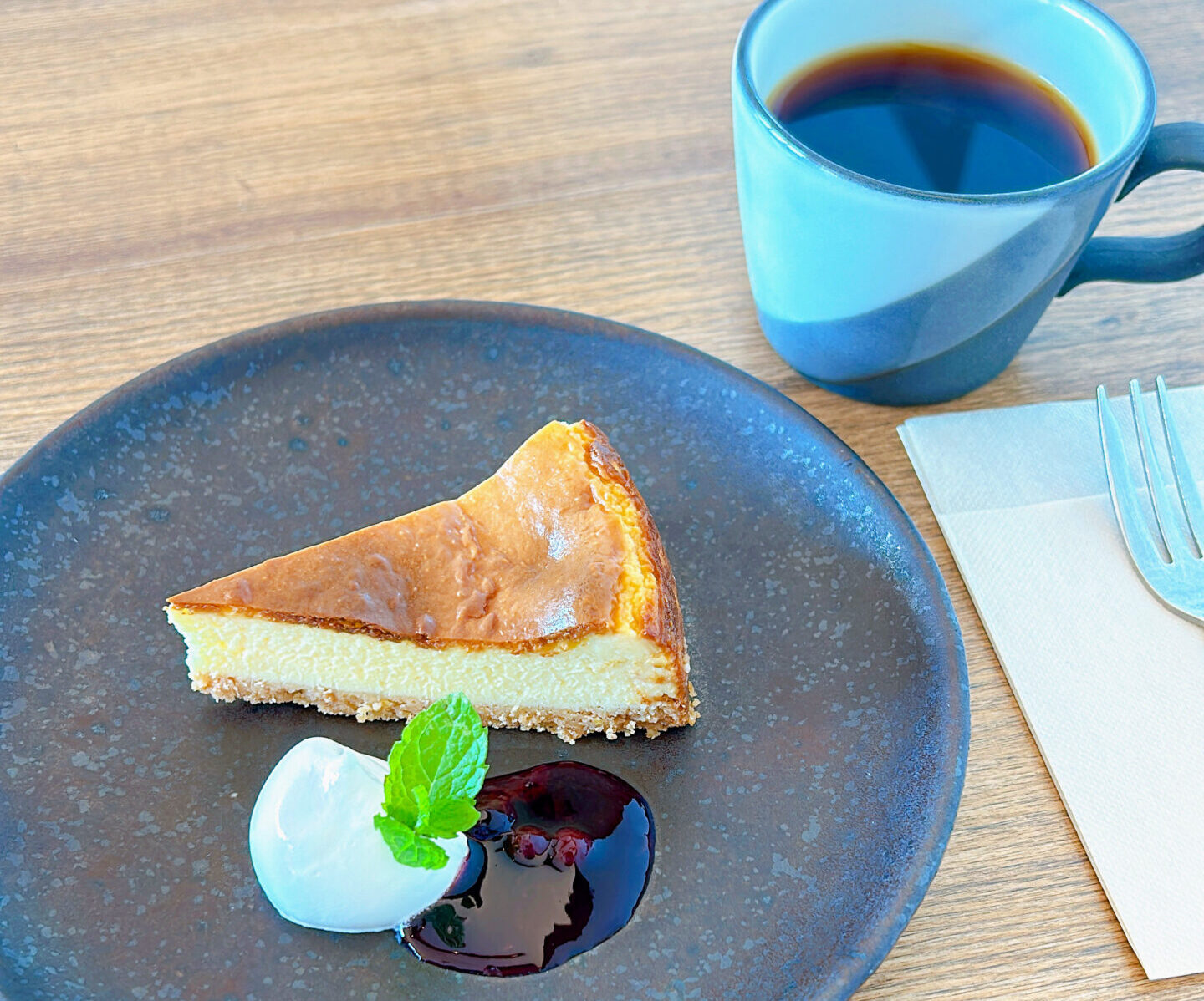 うつわCAFEGuruGuruのチーズケーキとコーヒー